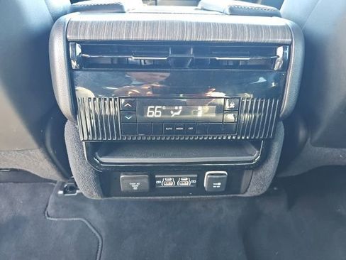 Used 2023 Jeep Wagoneer L Series II image 23