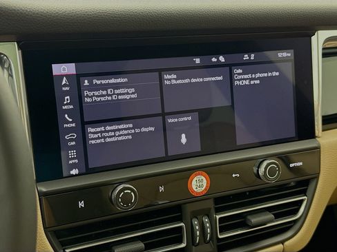 Certified 2025 Porsche Macan AWD/4WD image 18