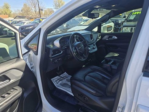 Used 2018 Chrysler Pacifica Touring-L w/ Premium Audio Group FWD image 29