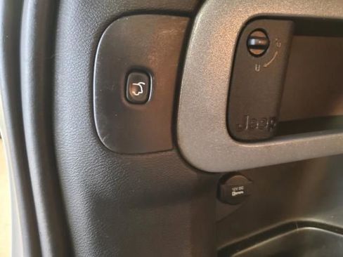 Used 2014 Jeep Cherokee Latitude w/ Comfort/Convenience Group image 18