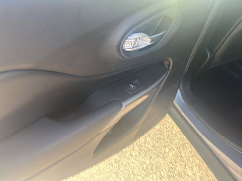 Used 2021 Jeep Cherokee Latitude Lux w/ Mopar Interior Package image 15