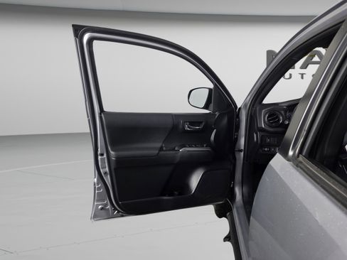 Used 2020 Toyota Tacoma SR5 image 9