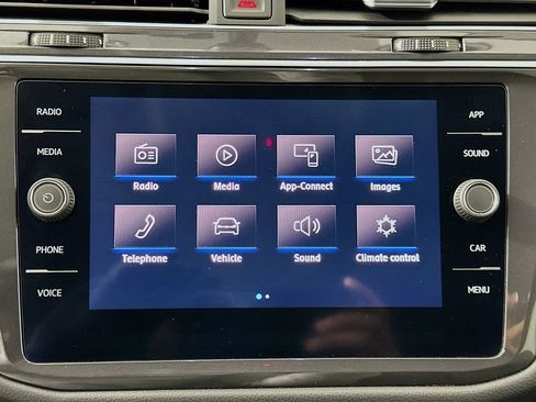 Used 2020 Volkswagen Tiguan SE image 14