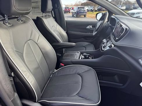 New 2026 Chrysler Pacifica Limited FWD image 14