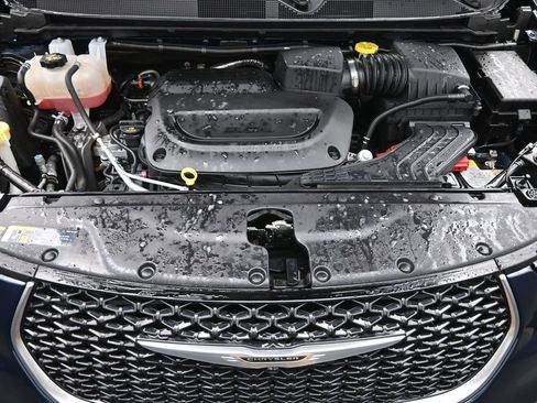 Used 2025 Chrysler Pacifica Pinnacle w/ Trailer Tow Group image 22