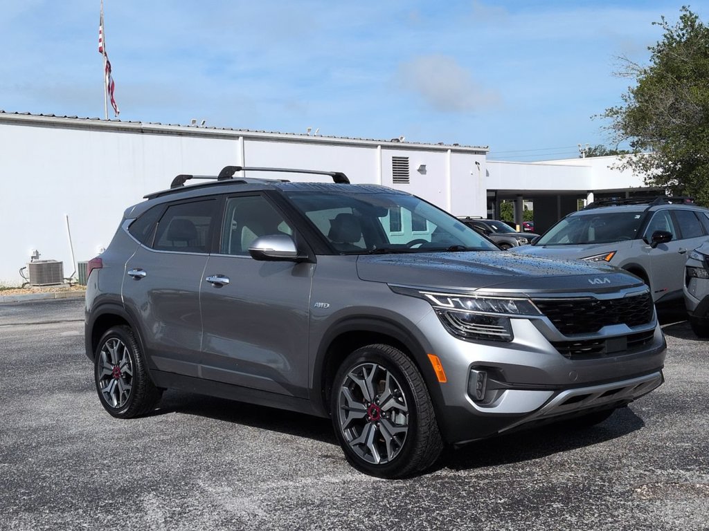 Used 2023 Kia Seltos SX w/ SX Sunroof Package AWD/4WD image 2