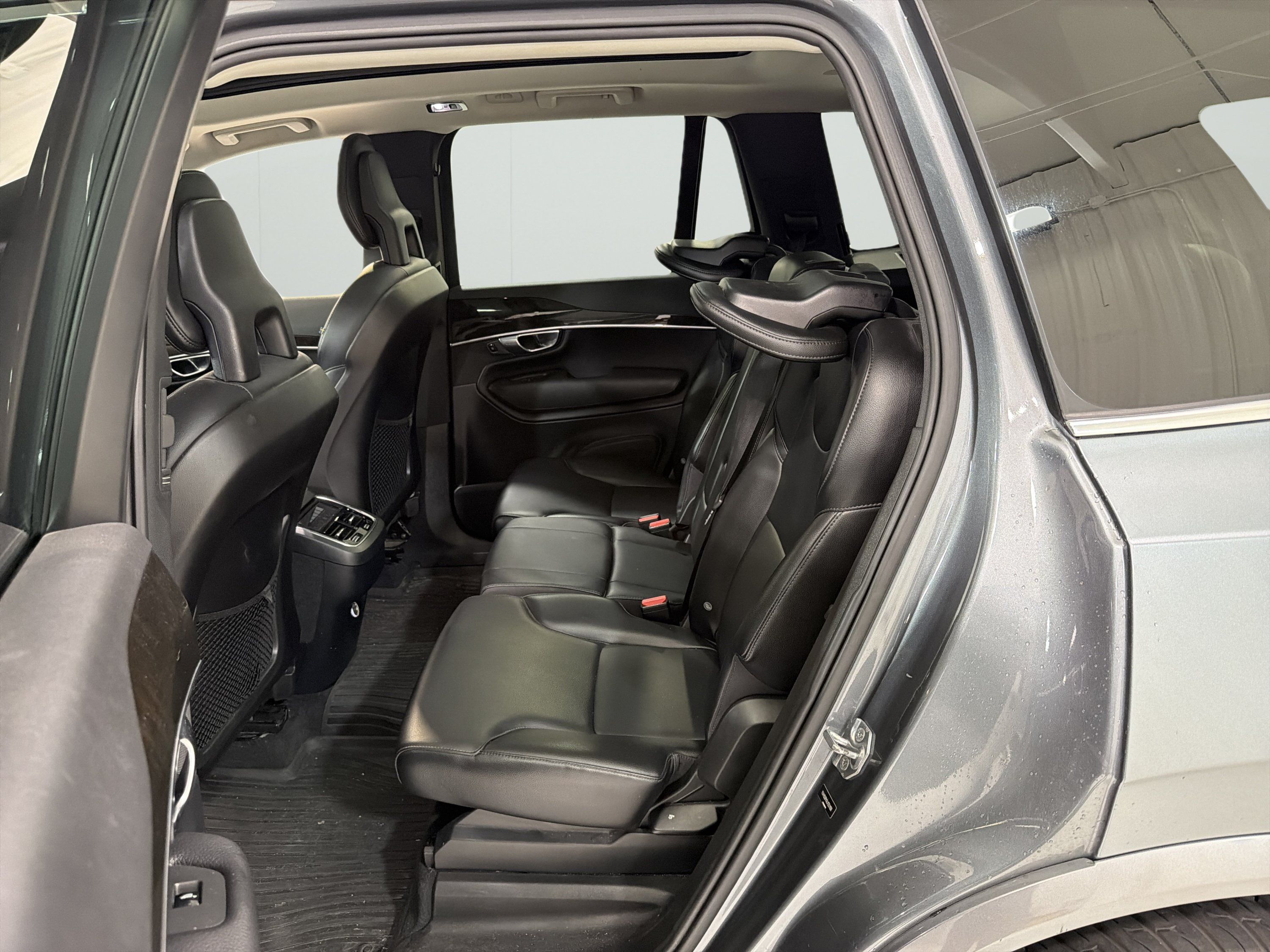 Used 2018 Volvo XC90 T5 Momentum w/ Convenience Package AWD/4WD image 11
