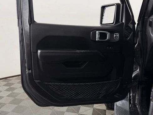 Used 2019 Jeep Wrangler Unlimited Sahara w/ Dual Top Group AWD/4WD image 13