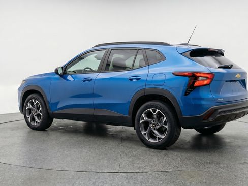 Used 2025 Chevrolet Trax LT FWD image 6