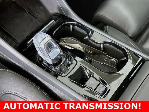 Used 2025 Volvo XC40 B5 Plus image 20