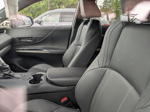 Used 2024 Toyota Venza Limited image 8