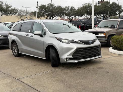 Certified 2024 Toyota Sienna XLE image 3