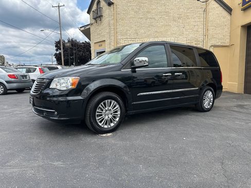 Used 2015 Chrysler Town & Country Touring-L w/ Driver Convenience Group FWD image 1