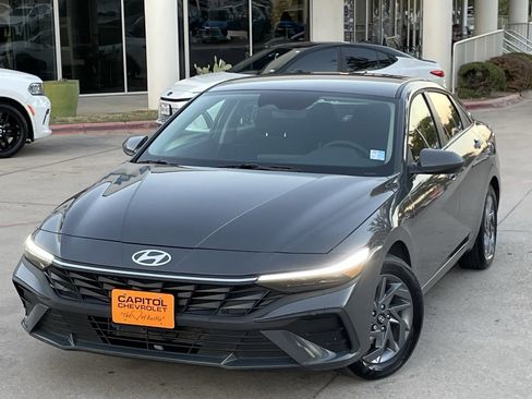 Used 2025 Hyundai Elantra Blue image 9