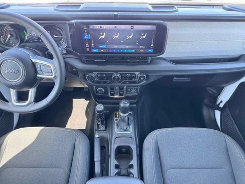Used 2025 Jeep Wrangler Unlimited Sahara AWD/4WD image 11
