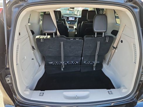 Used 2023 Chrysler Pacifica Touring-L image 35