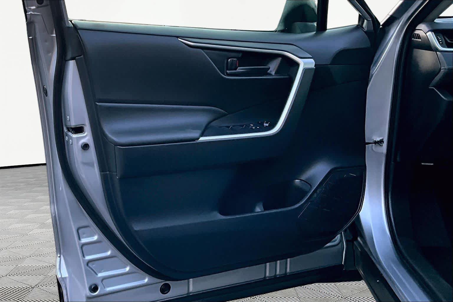 Certified 2025 Toyota RAV4 LE FWD image 22