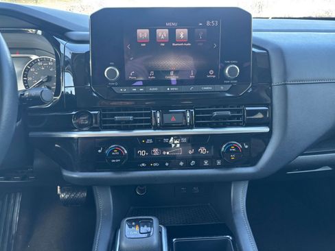 Used 2025 Nissan Pathfinder SV image 17