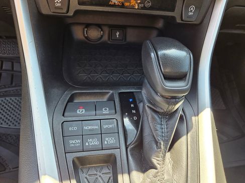 Used 2021 Toyota RAV4 LE AWD/4WD image 16