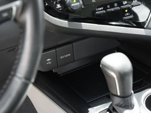 Used 2018 Toyota Camry XLE FWD image 13