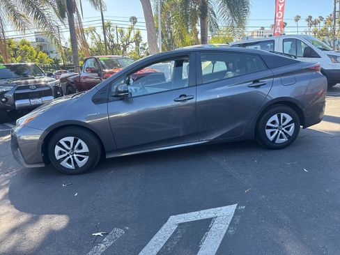 Used 2017 Toyota Prius Four w/ Premium Convenience Package image 3