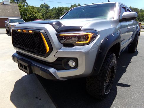 Used 2021 Toyota Tacoma SR5 AWD/4WD image 2