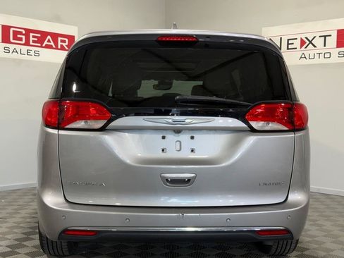 Used 2017 Chrysler Pacifica Limited w/ Advanced Safetytec Group FWD image 8