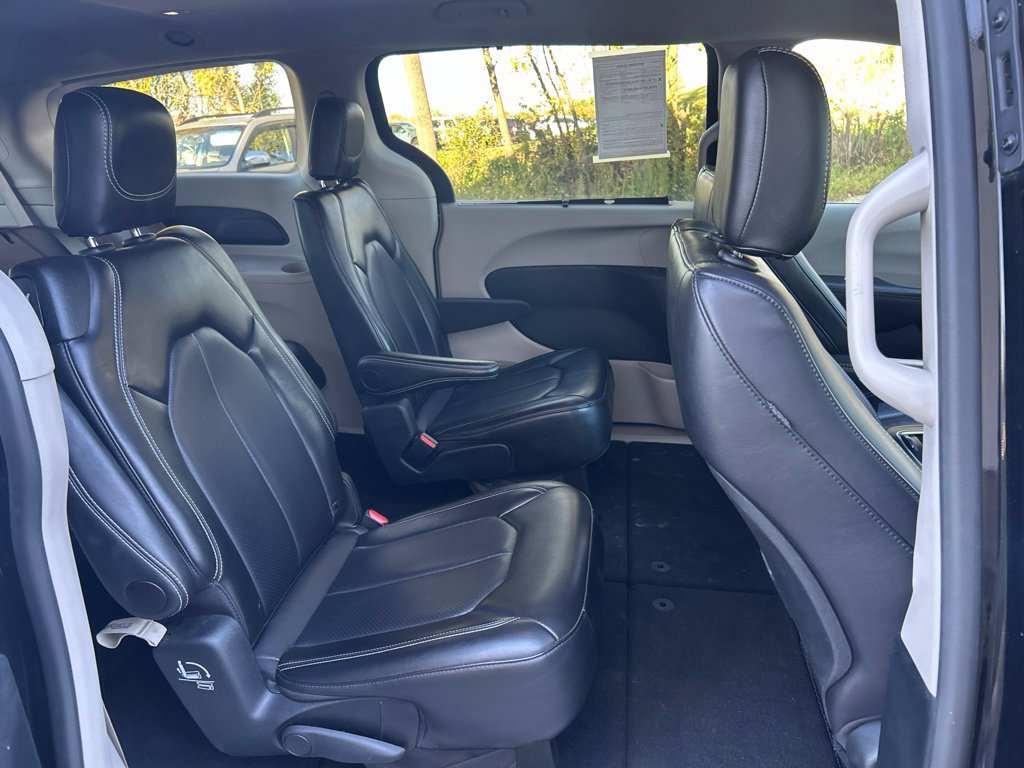 Used 2024 Chrysler Pacifica Touring-L FWD image 18