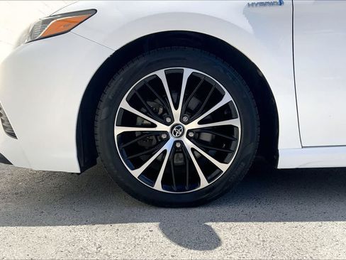 Used 2020 Toyota Camry SE w/ Sunroof Package FWD image 8