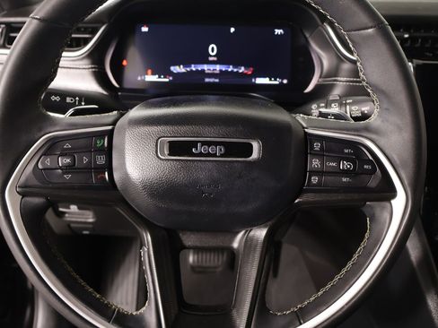 Used 2023 Jeep Grand Cherokee L Laredo image 3