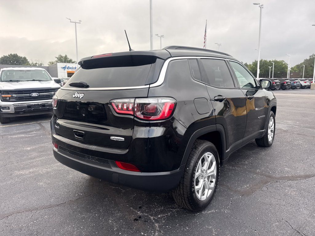 Used 2024 Jeep Compass Latitude AWD/4WD image 7