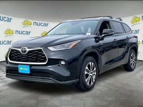 Used 2021 Toyota Highlander XLE image 3