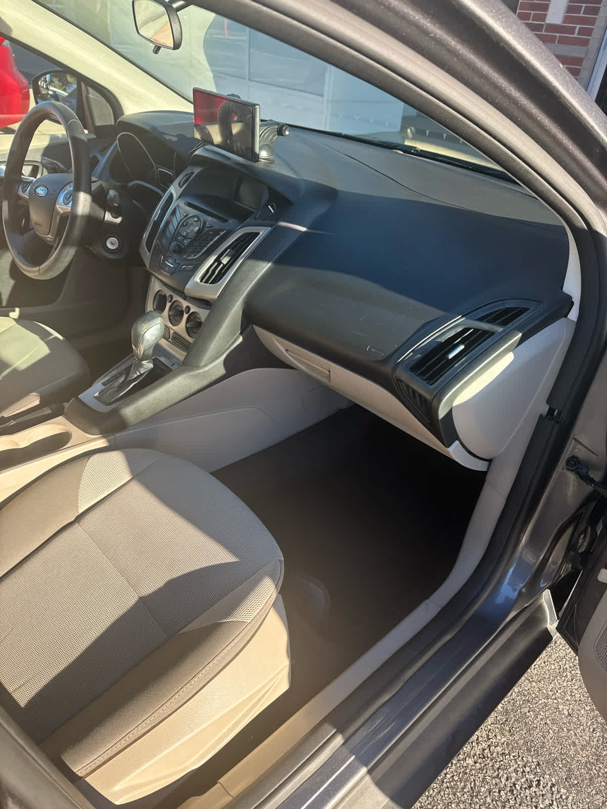 Used 2014 Ford Focus SE FWD image 25