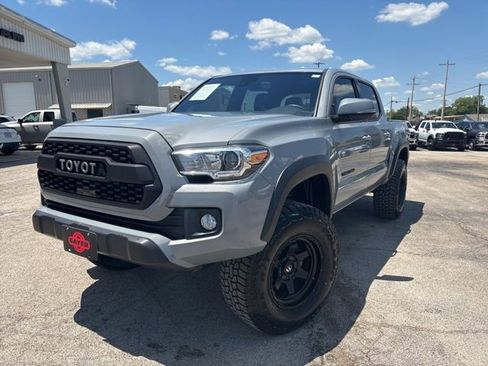 Used 2019 Toyota Tacoma TRD Off-Road AWD/4WD image 1