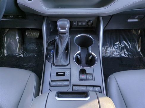 Used 2021 Toyota Highlander XLE image 19