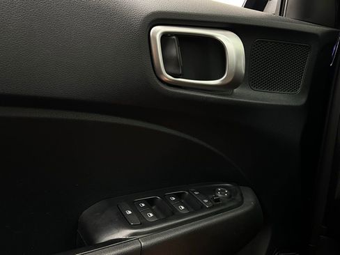 Used 2025 Hyundai Venue SEL image 21