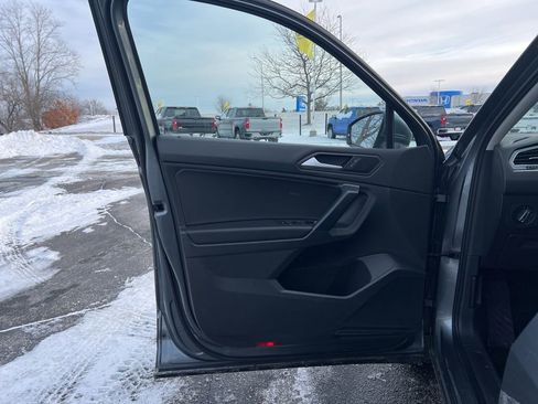 Used 2021 Volkswagen Tiguan SE image 8