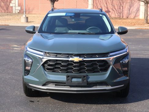 Certified 2025 Chevrolet Trax LT w/ Driver Confidence Package image 23