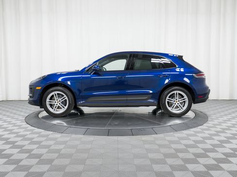 Certified 2022 Porsche Macan image 2