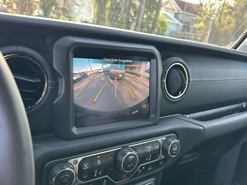 Used 2023 Jeep Wrangler Unlimited Sahara image 23