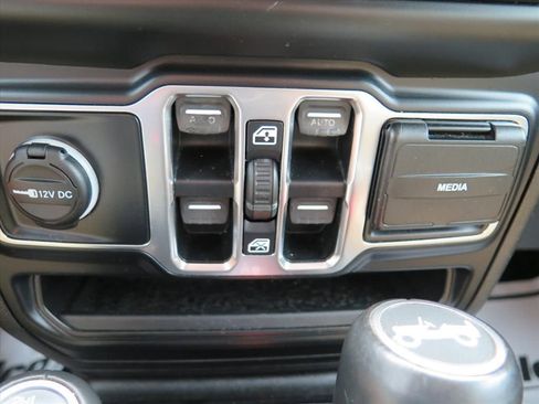 Used 2019 Jeep Wrangler Unlimited Sahara w/ Cold Weather Group AWD/4WD image 11