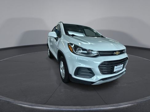 Used 2021 Chevrolet Trax LT AWD/4WD image 16