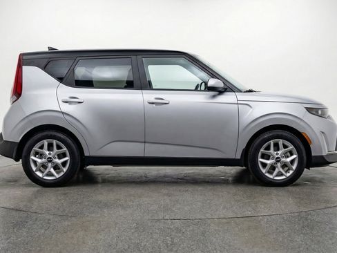 Used 2025 Kia Soul LX w/ LX Technology Package FWD image 11