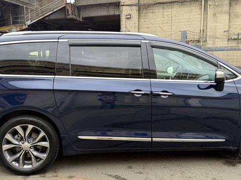 Used 2017 Chrysler Pacifica Limited w/ Tire & Wheel Group image 27