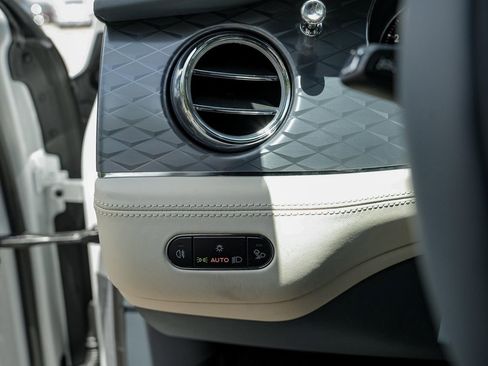 New 2025 Bentley Bentayga image 30