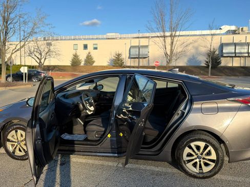 Used 2018 Toyota Prius Two w/ Prius Two Safety Plus Package image 11