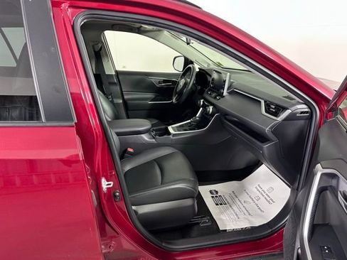 Used 2021 Toyota RAV4 XLE Premium image 9