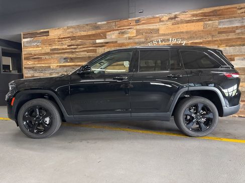 Used 2023 Jeep Grand Cherokee Limited w/ Black Appearance Package AWD/4WD image 8