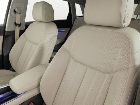 Used 2019 Audi e-tron Prestige w/ Prestige Package image 32