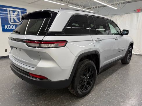 Used 2025 Jeep Grand Cherokee Altitude AWD/4WD image 2